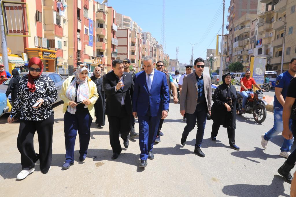 محافظ سوهاج يتفقد شوارع حي غرب