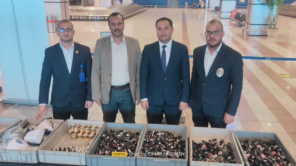 رجال الجمارك في مطار الغردقة