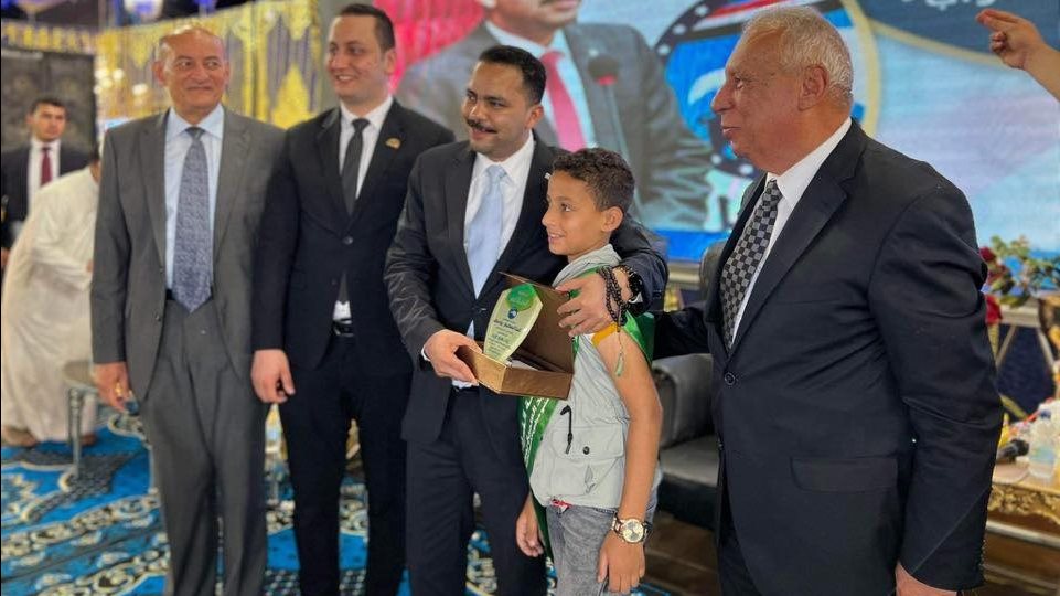 أشرف رشاد يحتضن حفظة القرآن المكرمين