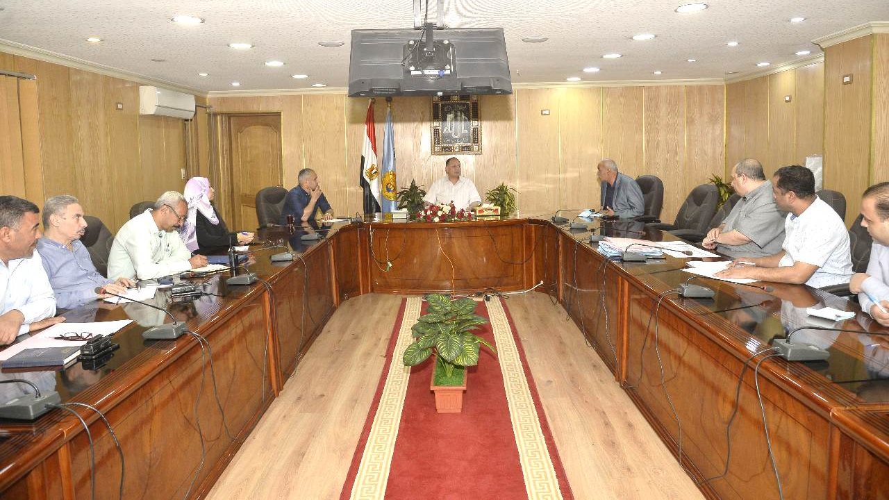 محافظ أسيوط يناقش الموقف التنفيذى لملف تقنين واضعي اليد 