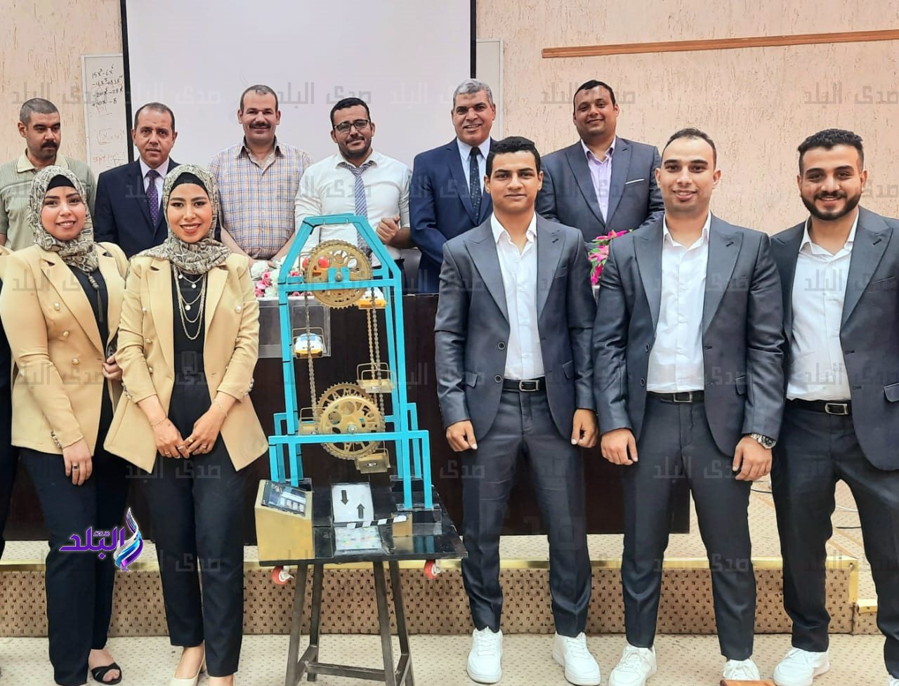 طلاب كلية التكنولوجيا والتعليم