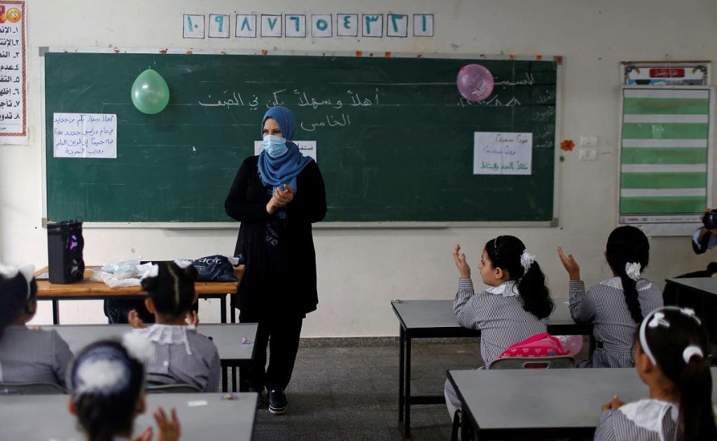 التعليم: تدريس العلوم والرياضيات باللغة الإنجليزية للطلاب 