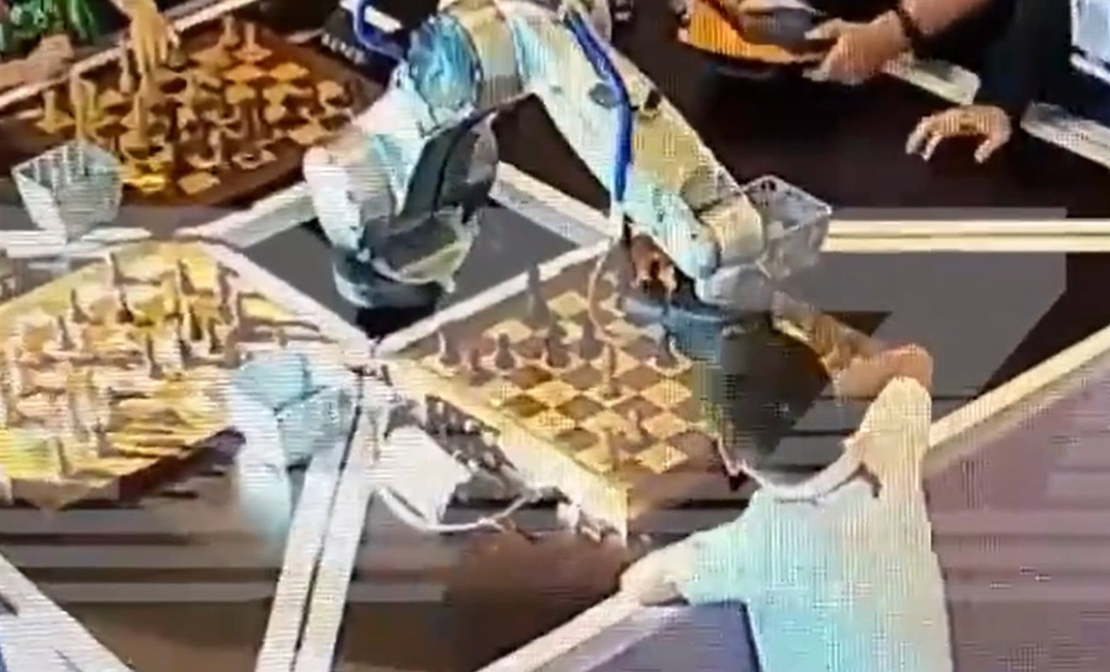 روبوت يهاجم طفل 