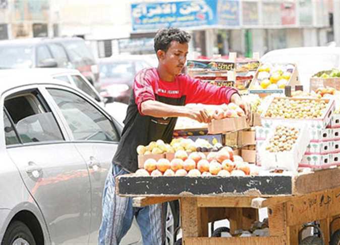 المواطنون يعانون من أشعة الشمس المرتفعة