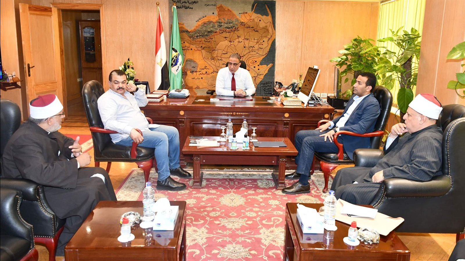 محافظ الفيوم أثناء اللقاءمع النواب 