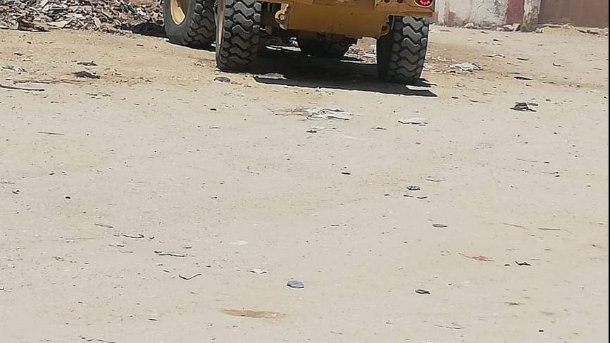 رفع مخلفات البناء حول مجمع مدارس كرم أبونجيلة بالعريش 