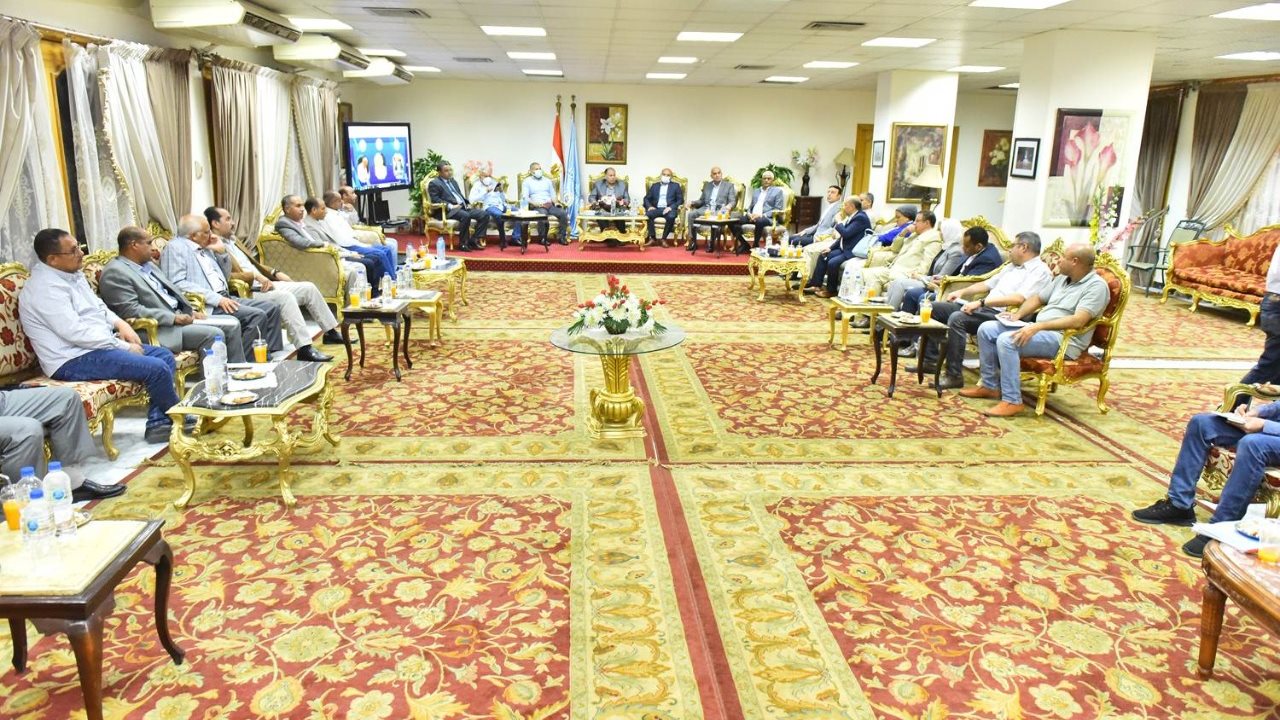 محافظ أسيوط يلتقي أعضاء مجلسي النواب والشيوخ بالمحافظة 