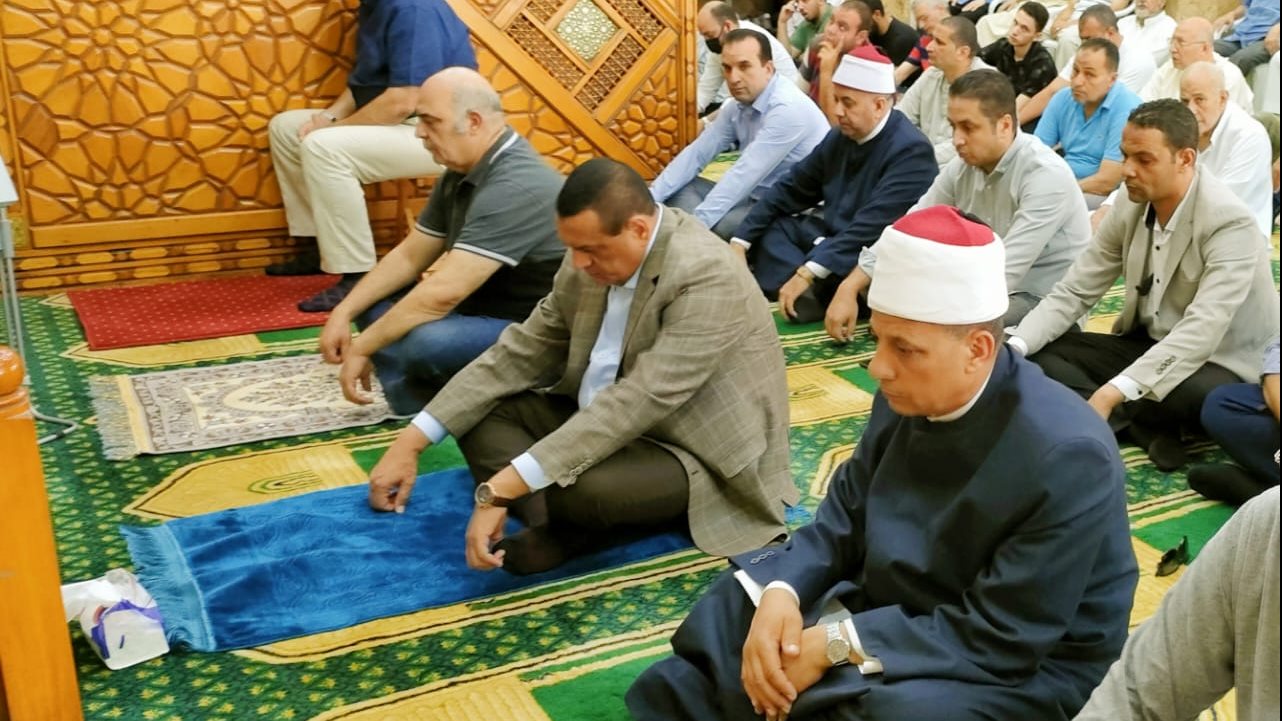 محافظ البحيرة يؤدي صلاة الجمعة بمسجد عطا بدمنهور