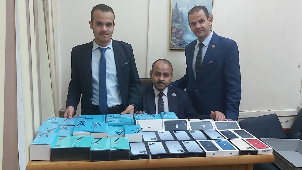 رجال جمارك مطار القاهرة