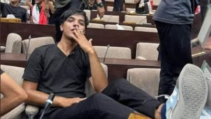 شاب يدخن بالبرلمان العراقي
