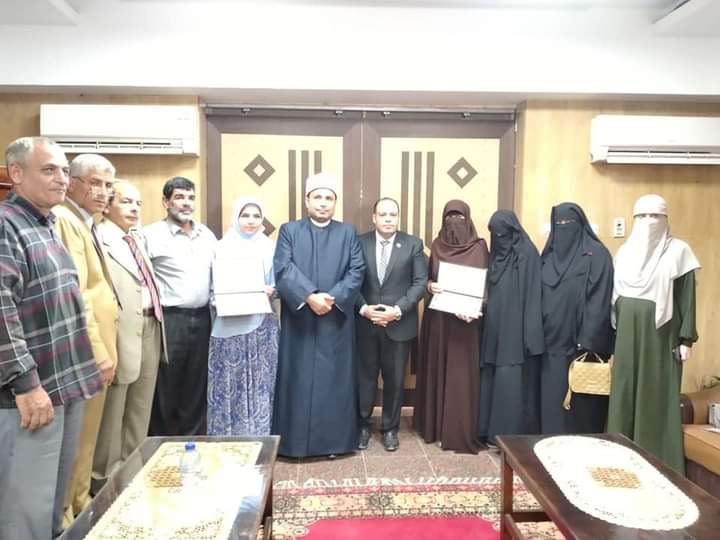 رئيس منطقة الأزهر بالمنوفية يكرم أوائل الشهادة الثانوية 