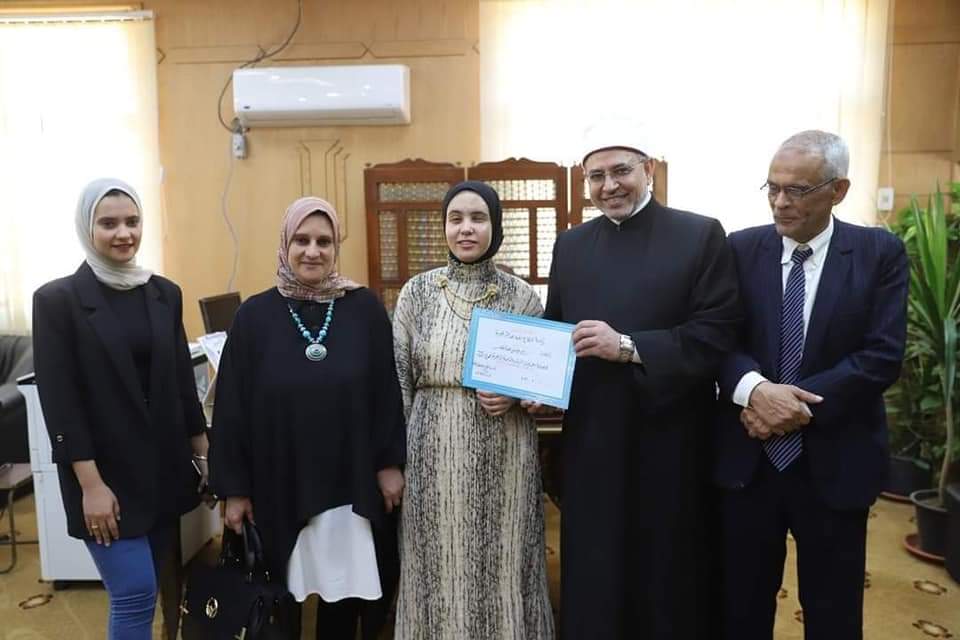 وكيل الأزهر يكرم الأولى على الثانوية