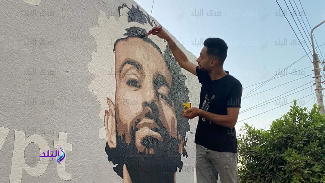 اثناء رسم محمد صلاح علي جداريات شوارع التل الكبير
