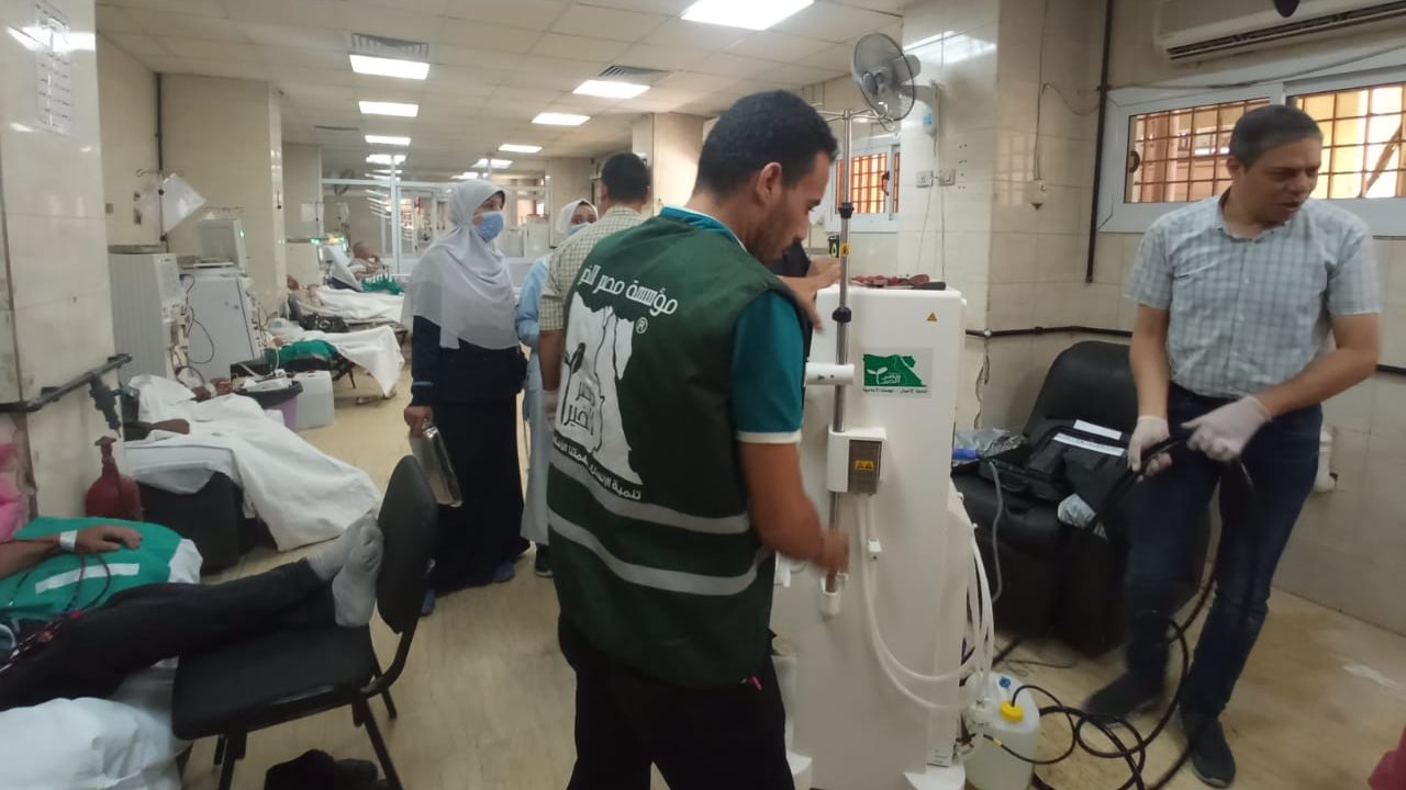 دعم مستشفى المبرة والقوصية المركزي بـ 5 أجهزة غسيل كلوي 
