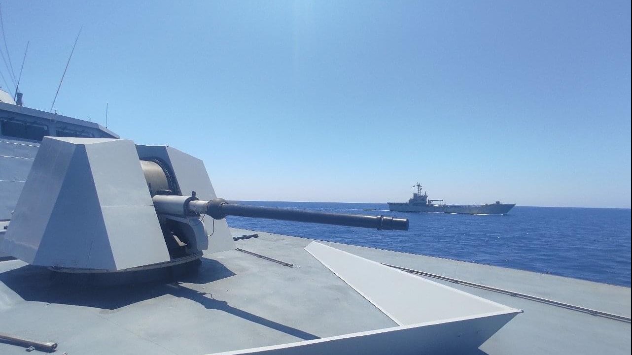 البحرية المصرية واليونانية تنفذان تدريباً بحرياً عابراً