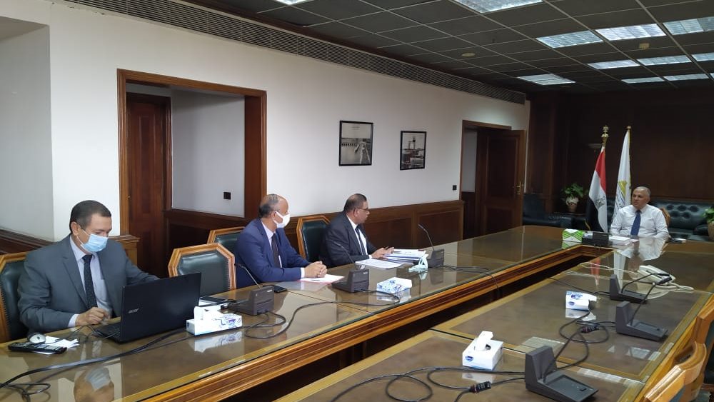 وزير الري مع قيادات الوزارة