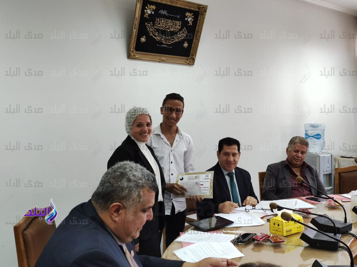 الفائز بمسابقة تصميم شعار جديد للكلية