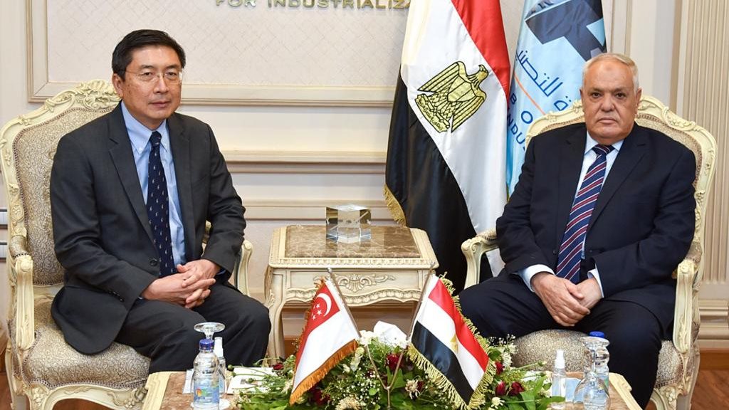 رئيس العربية للتصنيع مع سفير سنغافورة بالقاهرة