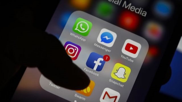تطبيق الكترونى- ارشيفية 