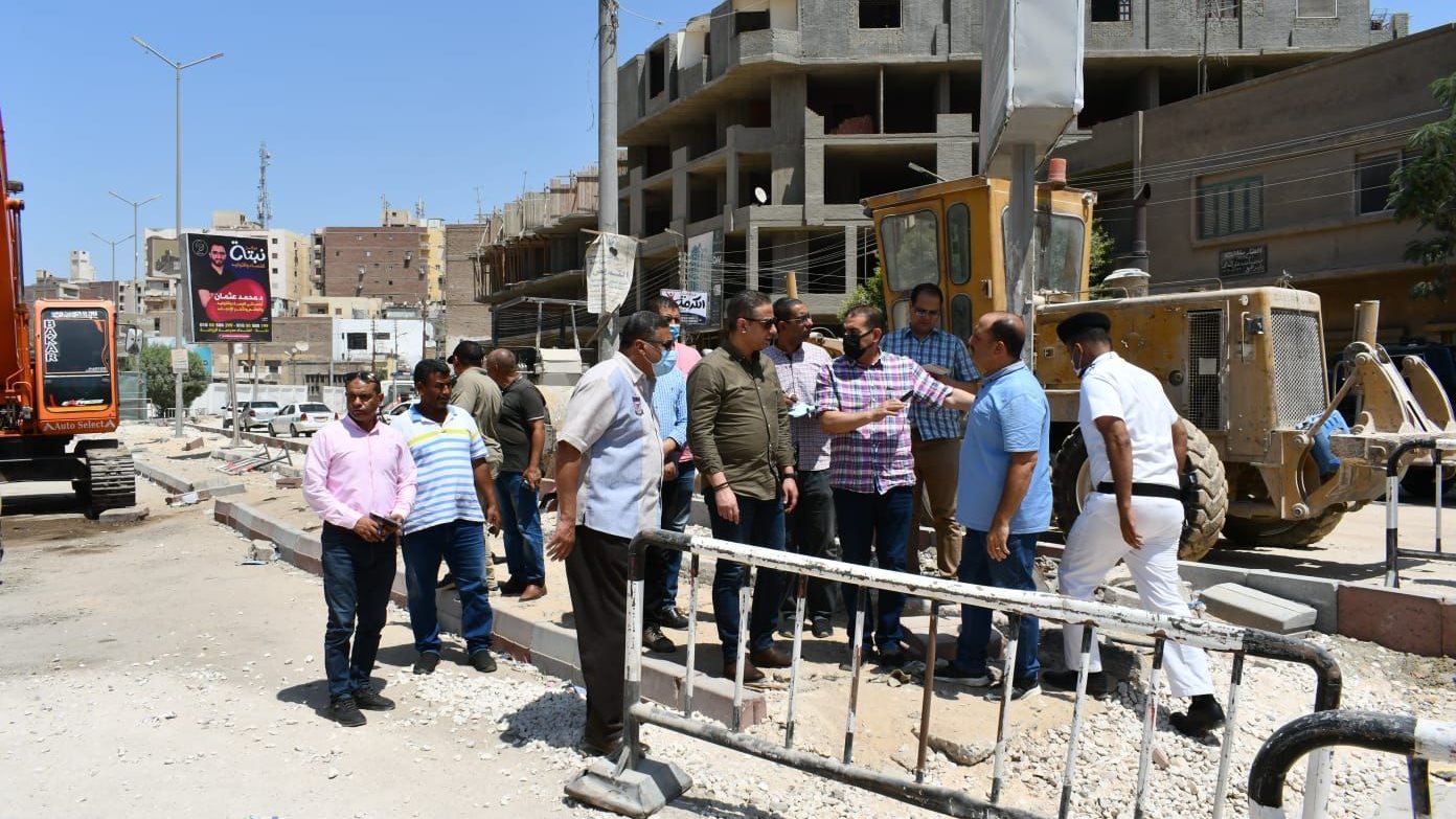 محافظ الفيوم أثناءالجولة 