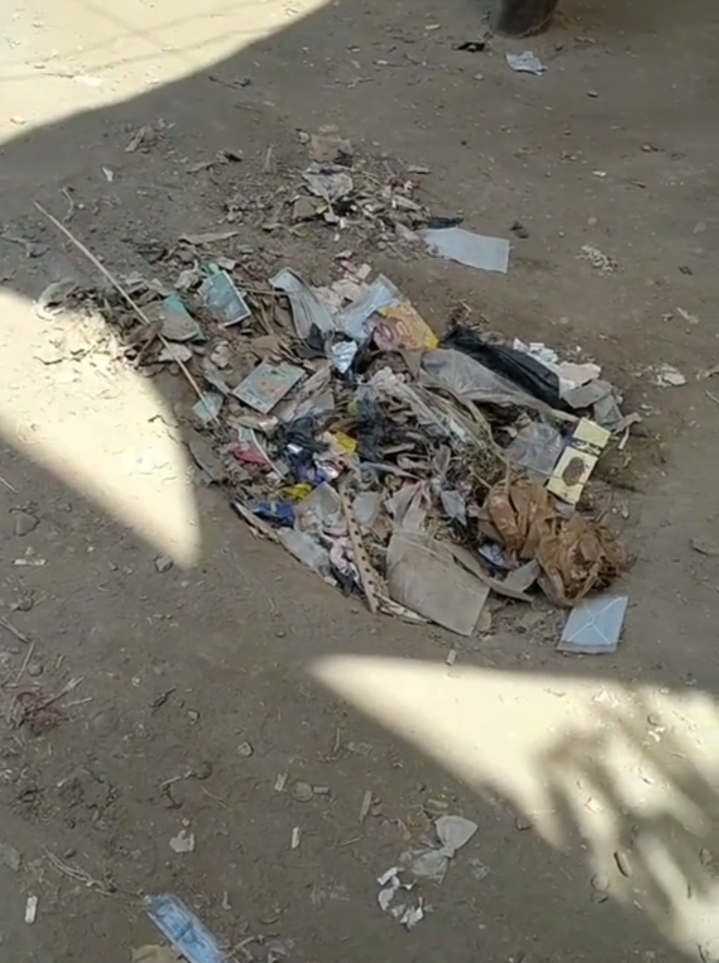 بالوعة الصرف الصحي التي سقط فيها الشباب 