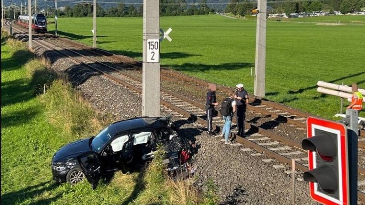 حادث تصادم سيارة بقطار 