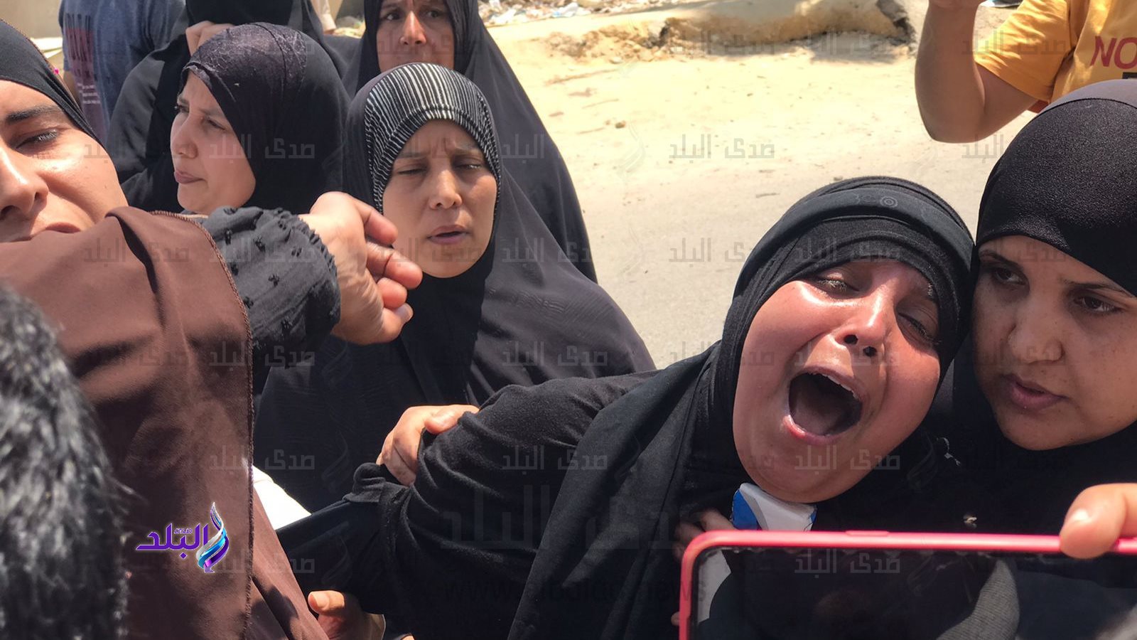 حزن اهالي الضحايا عقب قرار تآجيل القضية