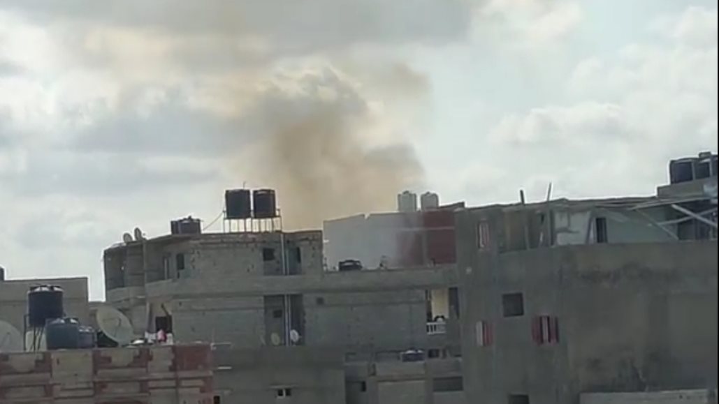 الدخان يتصاعد من احدي الشقق بمدينة  العريش 