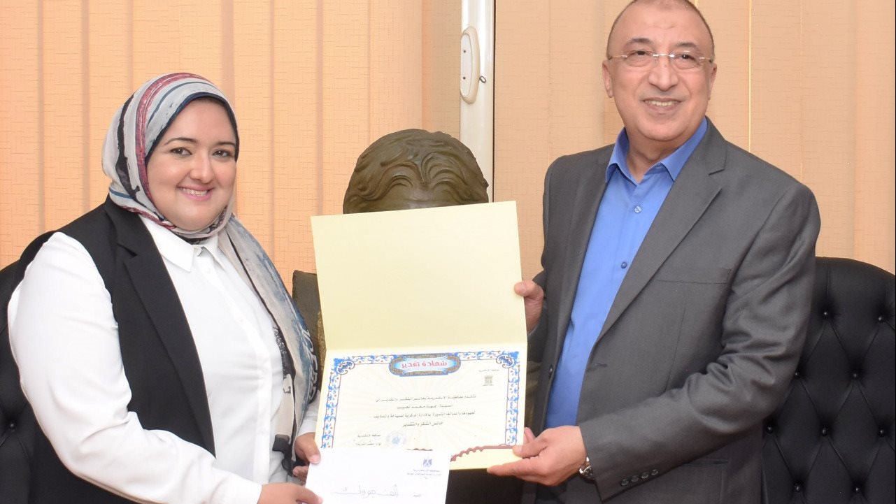 تكريم صاحبة فكرة إنشاء شاطئ المكفوفين 