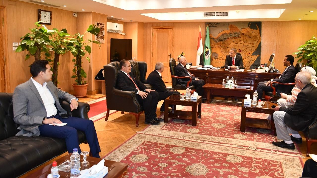 محافظ الفيوم أثناء اللقاء