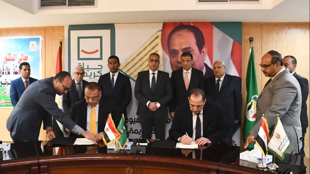 محافظ الفيوم أثناء التوقيع على البروتوكول محافظ الفيوم أثناء التوقيع على البروتوكول