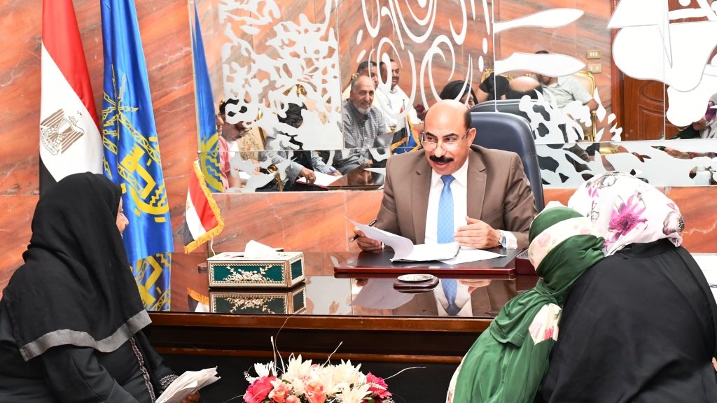 لقاء محافظ أسوان مع المواطنين