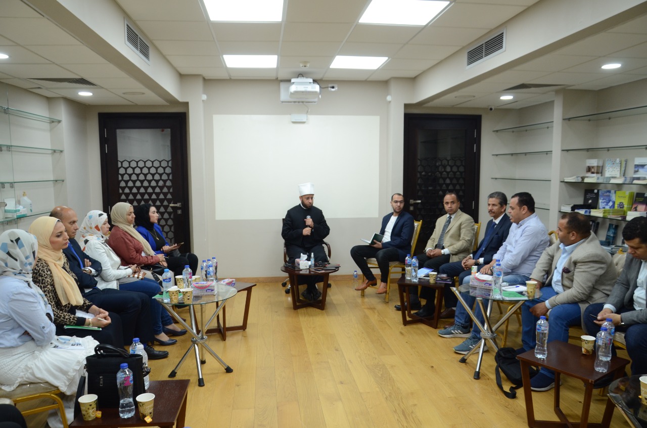 الدكتور أسامة الأزهري في لقائه بعدد من الصحفيين 
