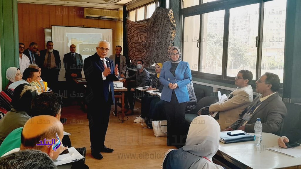 نائب وزير التعليم يتفقد تدريب المعلمين على المفاهيم البيئية