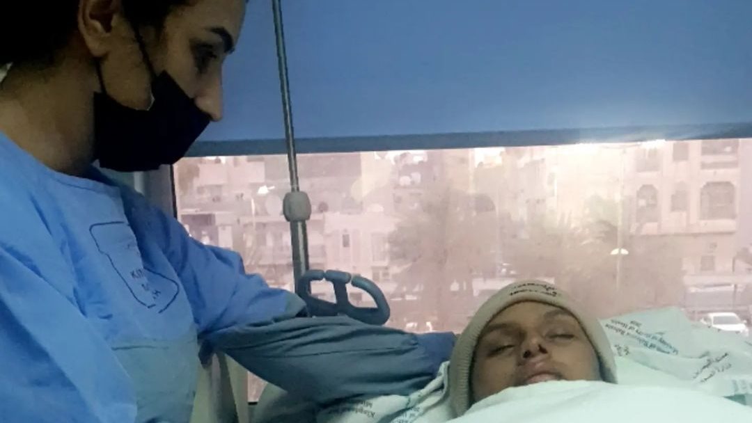 البحرينية وفاء مكي مع ابنتها