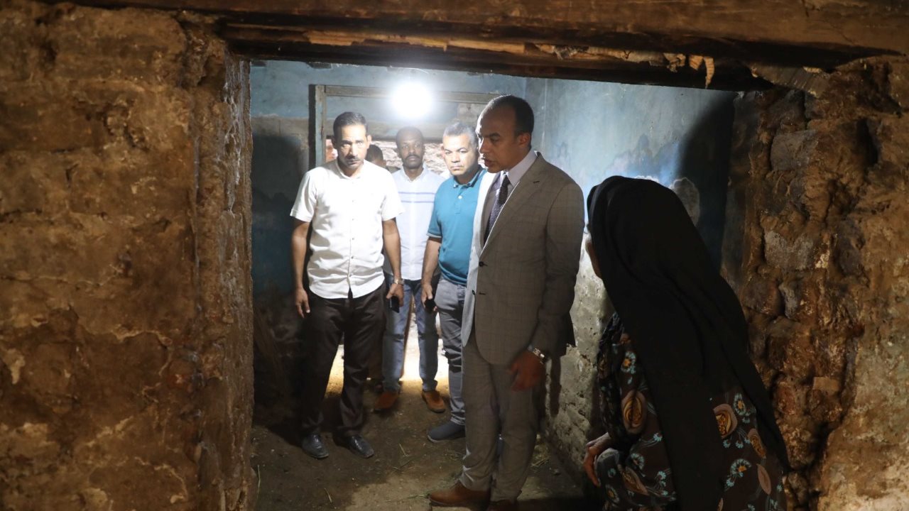 الدكتور محمد أبوزيد نائب محافظ المنيا بقرية منسافيس 