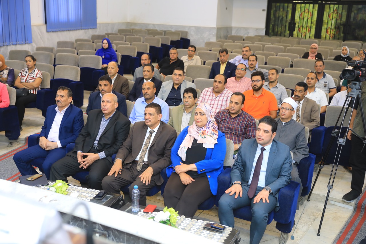 أثناء الاجتماع بسوهاج 