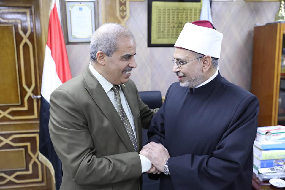 الدكتور محمد المحرصاوي يسلم المهمة للدكتور سلامة داوود