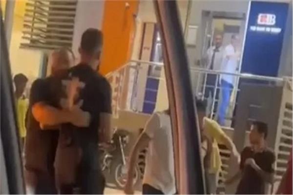 خناقة ياسر إبراهيم مع مشجع أهلاوي