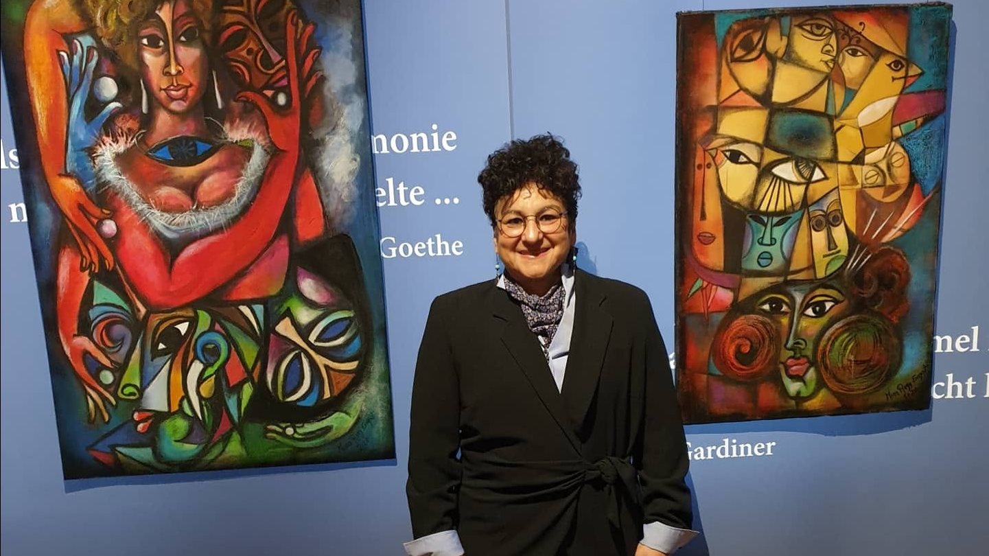 الفنانة التشكيلية منى عنايت