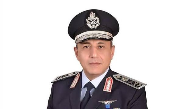 الفريق محمد عباس حلمي وزير الطيران 