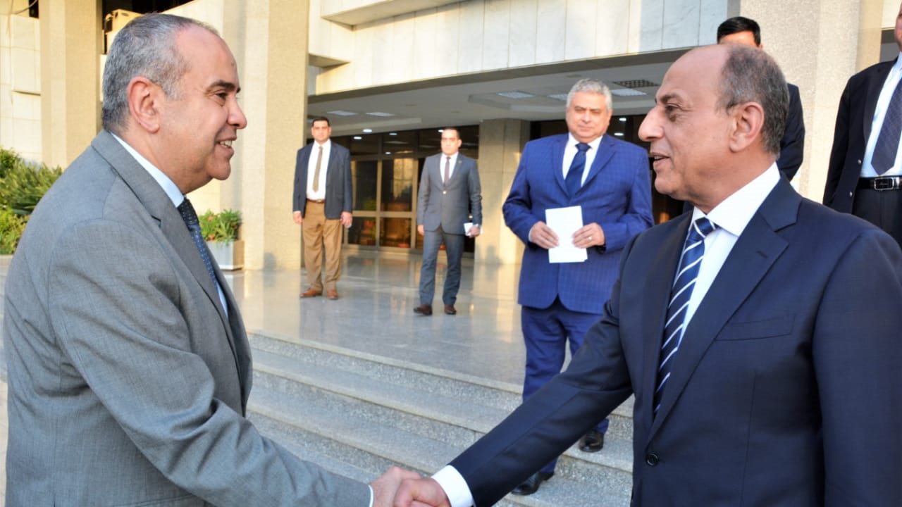 وزير الطيران الجديد يستقبل الطيار محمد منار