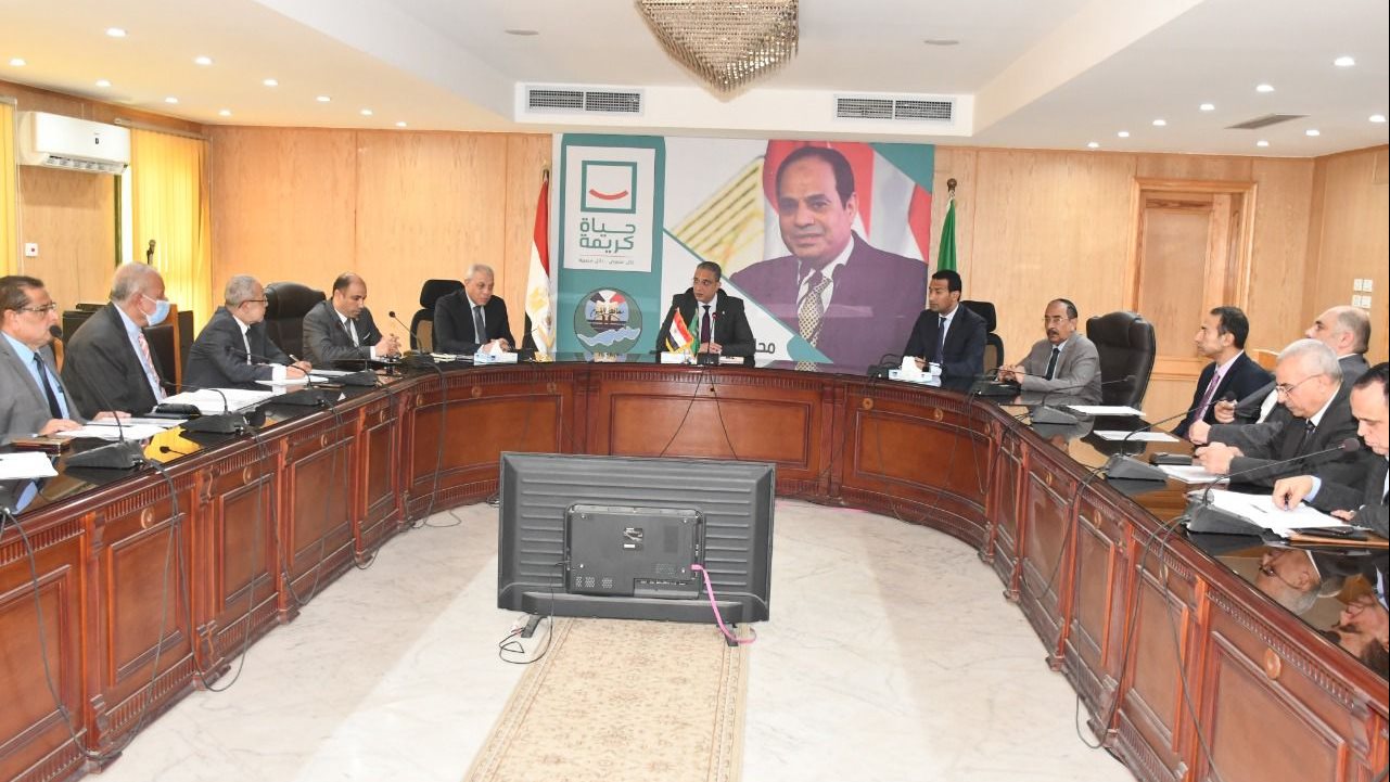 محافظ الفيوم أثناء اللقاء