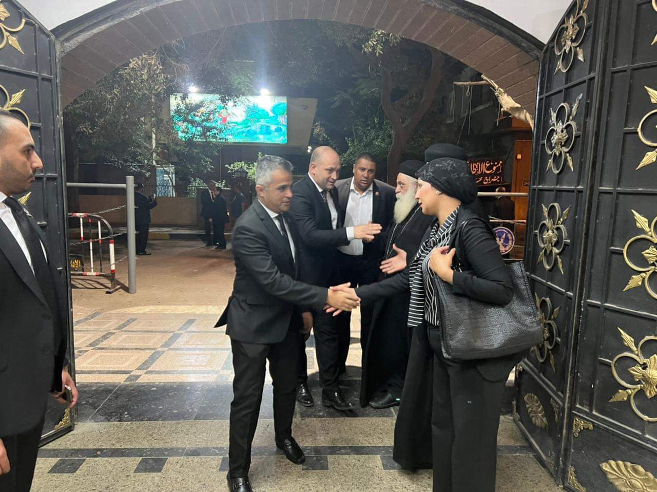 received_1460563564445452