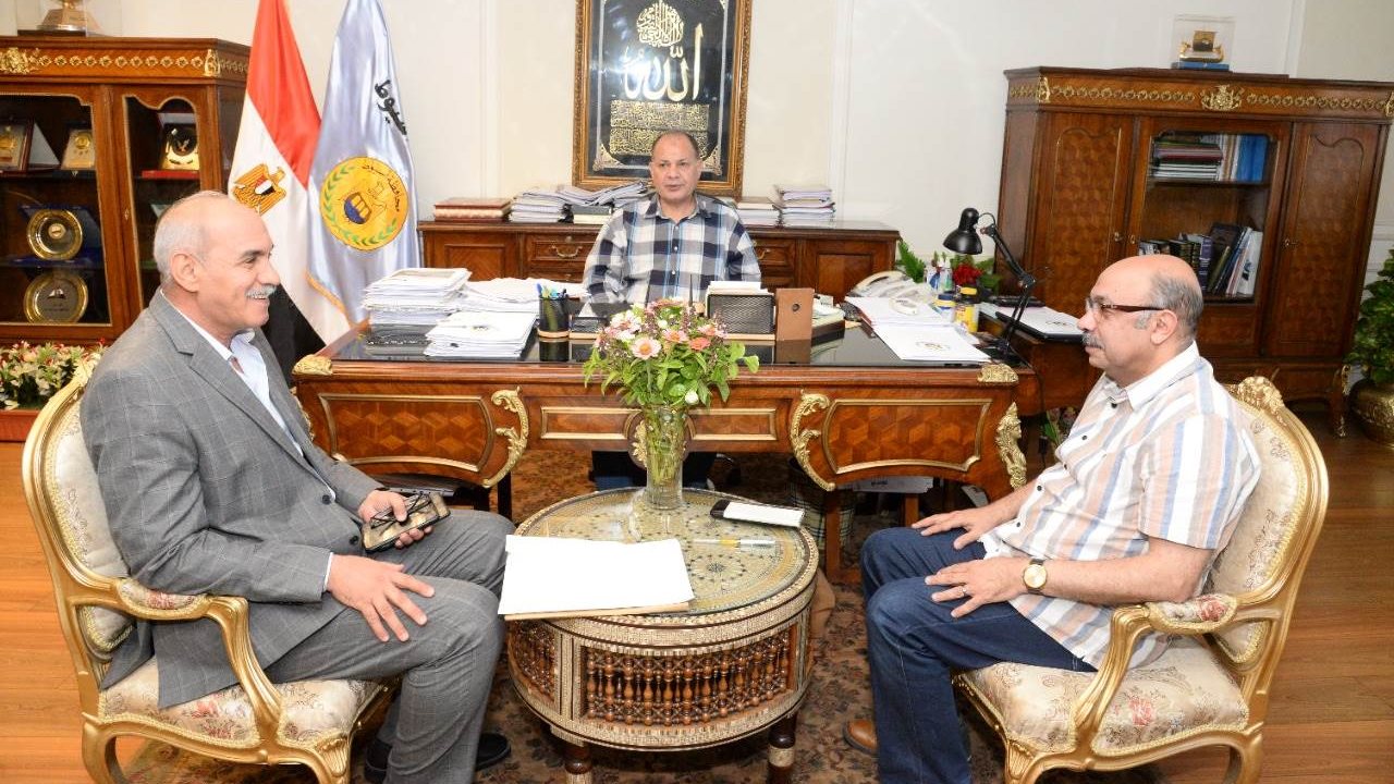 محافظ أسيوط يلتقي وكيل وزارة الصحة بالمحافظة  محافظ أسيوط يلتقي وكيل وزارة الصحة بالمحافظة