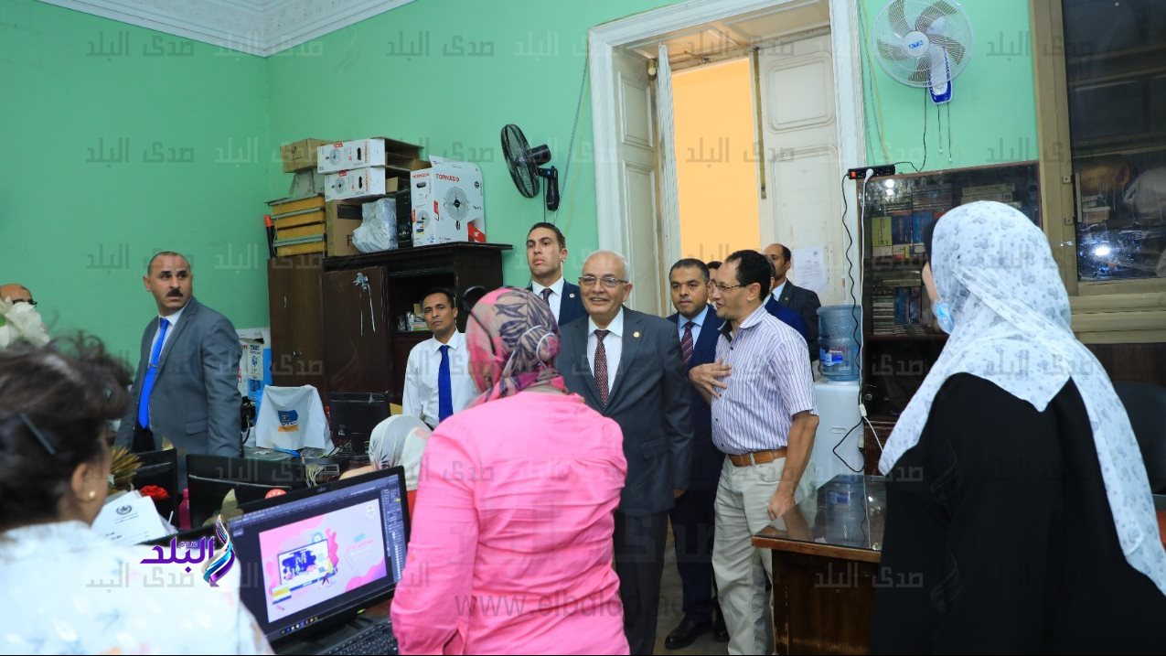 وزير التربية والتعليم خلال جولته بمكاتب الوزارة