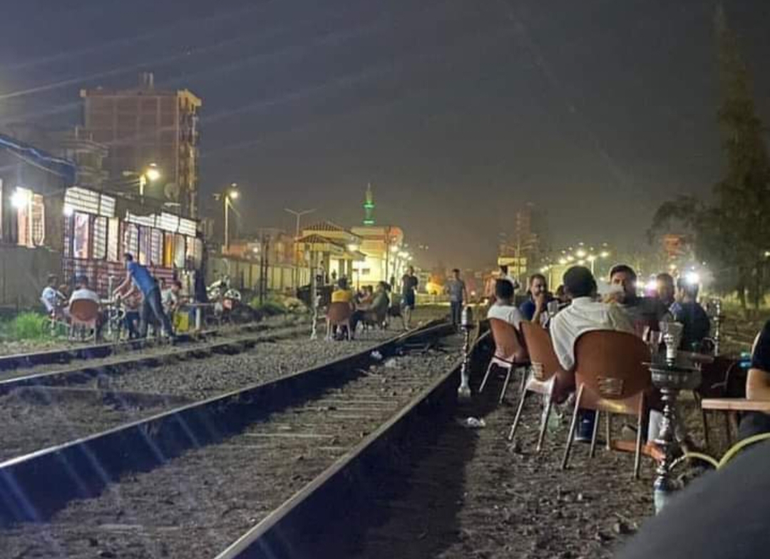قهوة بلدي على قضبان القطار