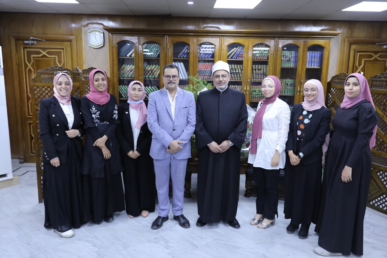 رئيس جامعة الأزهر يتلقى تهنئة الطالبات