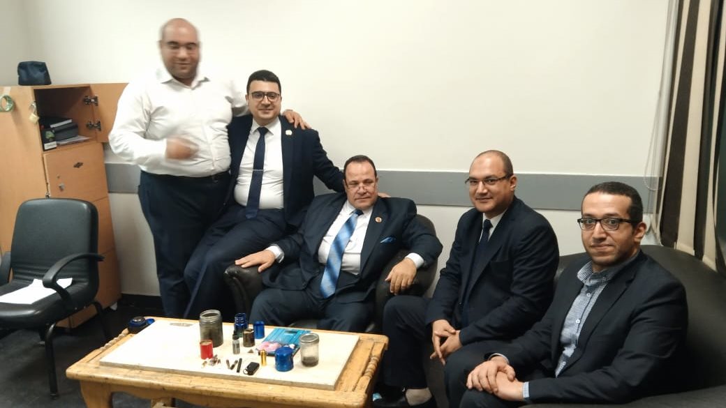 رجال الجمارك بمطار القاهرة