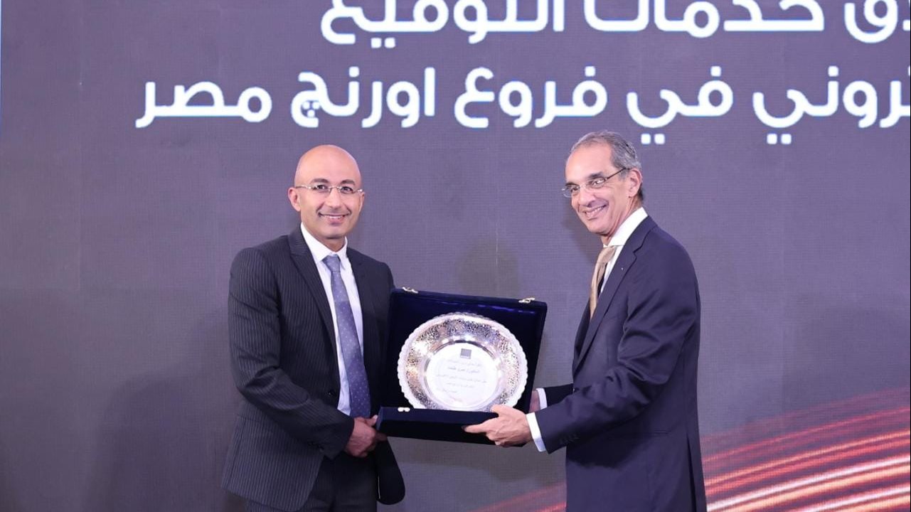 وزير الاتصالات يشهد إطلاق خدمات التوقيع والختم الإلكترونى